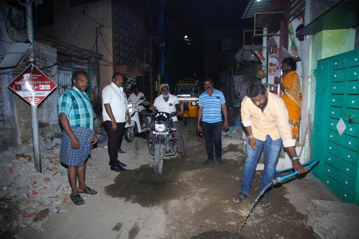தூத்துக்குடி மாநகராட்சி சண்முகபுரம் சுற்றியுள்ள பகுதிகளில் வீடுகளுக்கு வழங்கப்படும் புதிய குடிநீர் இணைப்பின் மூலம் வரும் நீரின் அளவை மேயர் ஜெகன் பெரியசாமி ஆய்வு!!
