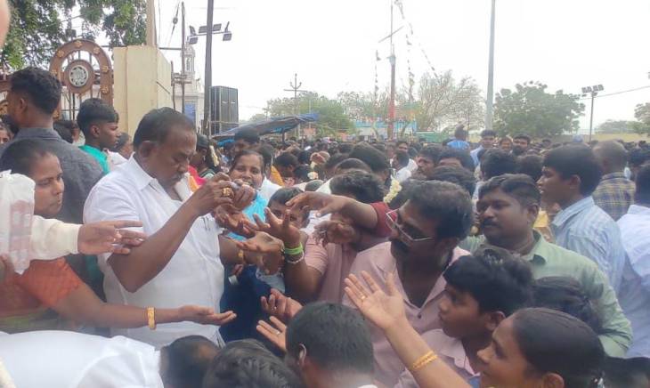 தூத்துக்குடியில் கொடியேற்றத்துடன் தொடங்கிய பனிமய மாதா பேராலய திருவிழாவில் கலந்து கொண்ட பக்தர்களுக்கு குளிர்பானங்களை வழங்கினார் முன்னாள் அமைச்சர் சி.த. செல்லப்பாண்டியன்!!