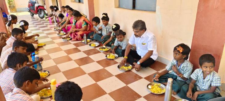 பள்ளியில் வழங்கப்படும் உணவின் பாதுகாப்பு குறித்து ஆய்வு மேற்கொண்டதை அடுத்து தரையில் அமர்ந்து மதிய உணவு அருந்திய எம்எல்ஏ!!