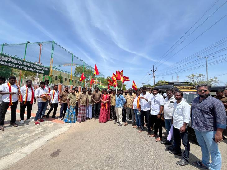 தூத்துக்குடியில் தவெக  "வெற்றிப் பேரணியில் தமிழ்நாடு" மற்றும் இரண்டாவது மாநில மாநாடு குறித்து முதற்கட்டமாக ஆட்டோக்களில் விளம்பரங்கள் செய்து அசத்திய அஜிதா ஆக்னல்!!