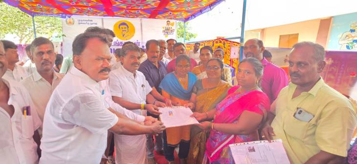 தூத்துக்குடி அய்யாசாமி காலனியில் நடைபெற்ற "உங்களுடன் ஸ்டாலின்" முகாமில் பொதுமக்களுக்கு ஆணைகளை வழங்கிய சண்முகையா எம்.எல்.ஏ!!