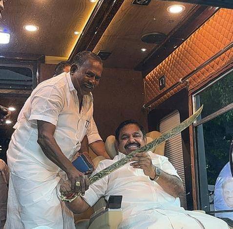முன்னாள் முதல்வருக்கு மாநில வர்த்தக அணி செயலாளரும், முன்னாள் அமைச்சருமான சி.த. செல்லப்பாண்டியன் வெள்ளி வாள் வழங்கி வரவேற்பு!!
