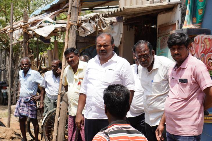 தூத்துக்குடி சண்முகபுரம் பிரதான சாலையில் நடைபெற்று வரும் குடிநீர் குழாய் சீரமைப்பு பணிகளை மேயர் ஜெகன் பெரியசாமி ஆய்வு மேற்கொண்டார்!!