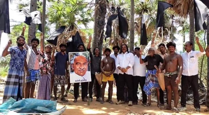 எம்பி திருச்சி சிவாவை கண்டித்து தூத்துக்குடிக்கு வருகை தந்த முதல்வர் ஸ்டாலினுக்கு‌ எதிர்ப்பு தெரிவித்து பெருந்தலைவர் மக்கள் நலச்சங்கம் (அமைப்பு) சார்பில் கருப்புக்கொடி!!
