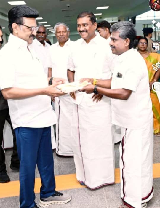 தூத்துக்குடிக்கு வருகை தந்த முதல்வர் மு.க. ஸ்டாலினுக்கு வரவேற்பு அளித்த ஒட்டப்பிடாரம் சட்டமன்ற உறுப்பினர் சண்முகையா!!
