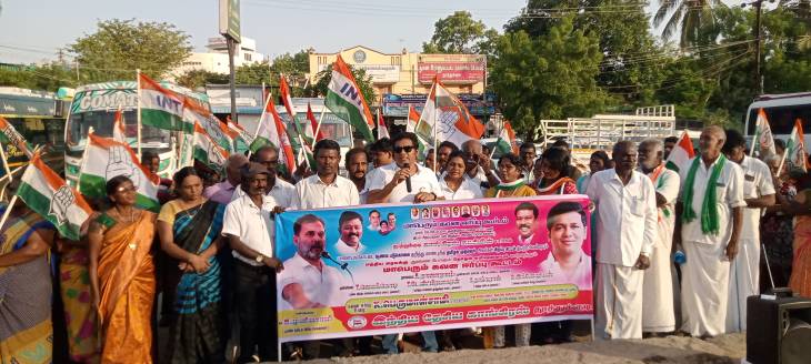 தூத்துக்குடியில் சிதம்பர நகர் பேருந்து நிறுத்தம் அருகில் ஆகஸ்ட் 6 ம் தேதியான இன்று காங்கிரஸ் கட்சியின் சார்பில் மாபெரும் கவன ஈர்ப்பு கூட்டம் நடைபெற்றது!!