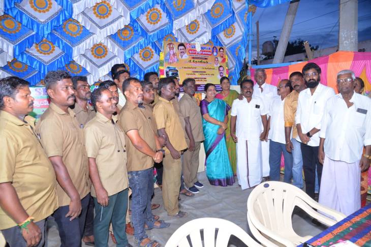 தூத்துக்குடியில் புதிய ஆட்டோ ஸ்டாண்டை அமைச்சர் கீதாஜீவன் திறந்து வைத்தாா்!!
      