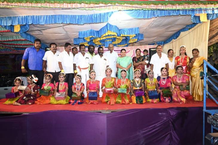 தூத்துக்குடி சண்முகபுரம் பதினெட்டாம்படி கருப்பசாமி கோவில் கொடை விழாவில் பரதநாட்டிய மாணவிகளுக்கு அமைச்சர் கீதாஜீவன் பாிசு வழங்கினார்!!