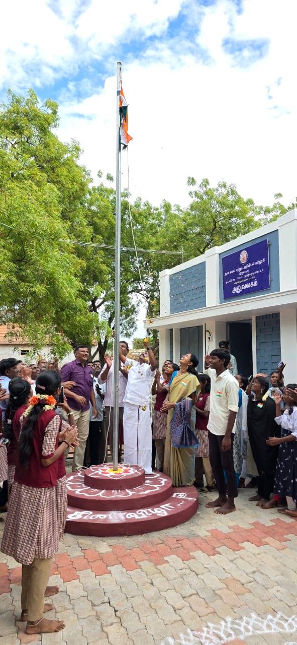இந்திய திருநாட்டின் 79 வது சுதந்திர தினத்தை முன்னிட்டு ஒட்டப்பிடாரம் சட்டமன்ற தொகுதி எம்எல்ஏ சண்முகையா தேசிய கொடி ஏற்றி மரியாதை!!