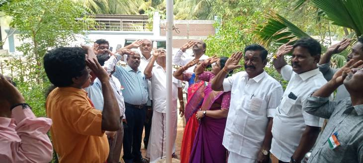 தூத்துக்குடி மாநகராட்சி மேற்கு மண்டலத்தில், மண்டல தலைவி அன்னலட்சுமி தேசிய கொடியை ஏற்றி சுதந்திர தின மரியாதை!!