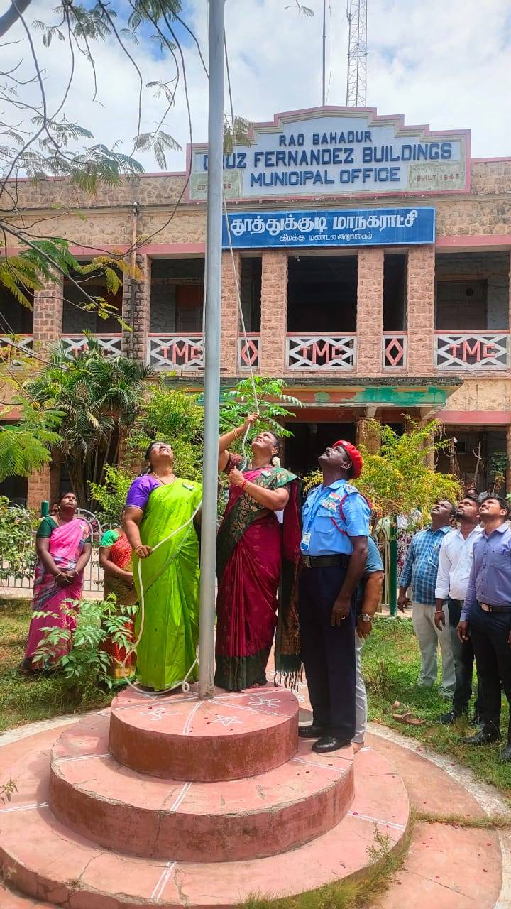 தூத்துக்குடி மாநகராட்சி கிழக்கு மண்டல அலுவலகத்தில் மண்டல தலைவி கலைச்செல்வி தேசிய கொடியேற்றி மரியாதை செலுத்தினார்!!  
     