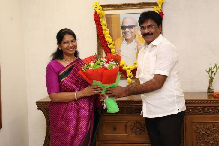 பொியாா் விருதுக்கு கனிமொழி எம்.பி தோ்வு -  மாநில நெசவாளர் அணி துணைச் செயலாளர் வசந்தம் ஜெயக்குமாா் நோில் வாழ்த்து!!
     
