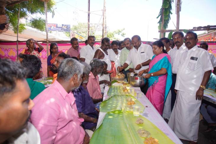 தூத்துக்குடி புதிய பேருந்து நிலையத்தில் அமைந்துள்ள போத்தி விநாயகர் கோவிலில் நடைபெற்ற அன்னதானத்தை அமைச்சர் கீதாஜீவன், மேயர் ஜெகன் பெரியசாமி ஆகியோர் தொடங்கி வைத்தனர்!!
	
