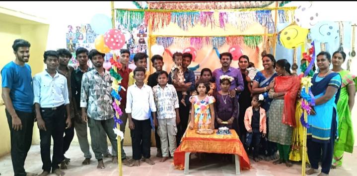 அடி கோவில் எதற்கு…
தெய்வங்கள் எதற்கு…
உனது புன்னகை போதுமடி…
என்று மகளின் பிறந்தநாளை கொண்டாடி மகிழ்ந்த சகா கலைக்குழு நிறுவனர் முனைவர் மா. சகா சங்கர்!!
