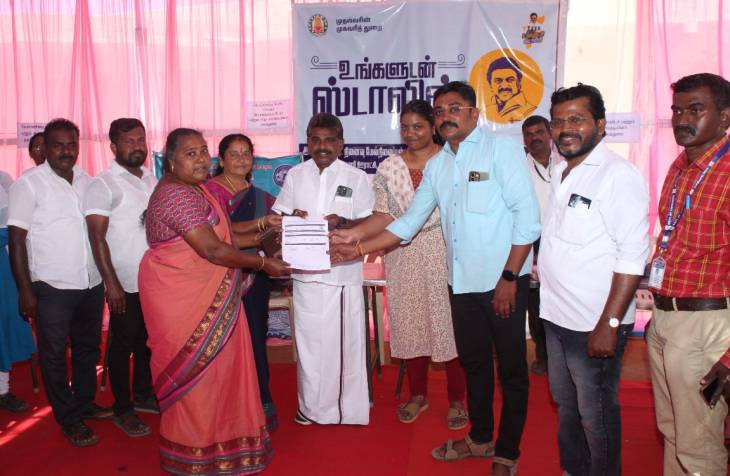 மாப்பிள்ளையூரணியில் நடைபெற்ற "உங்களுடன் ஸ்டாலின்" முகாமில் சண்முககையா எம்.எல்.ஏ ஆணைகளை பொதுமக்களுக்கு வழங்கினாா்!!