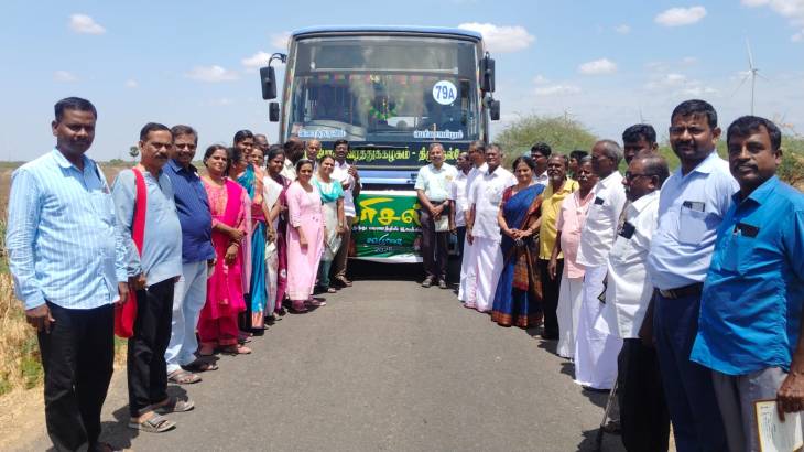 பேருந்து பயணத்தில் கரிசல் இலக்கிய கூடுகை  தூத்துக்குடி அருகே வேப்பலோடை கரிசல் பூமியில் புறப்படும் நிகழ்வு   நடைபெற்றது!! 