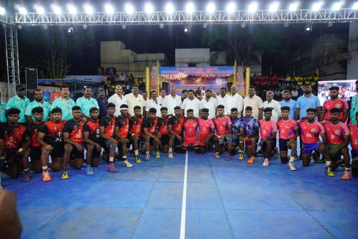 தூத்துக்குடியில் நடைபெற்ற மின்னொளி கபடி போட்டியில் வெற்றி அணிகளுக்கு அமைச்சர் அனிதா ராதாகிருஷ்ணன் பாிசு வழங்கினாா்!!  