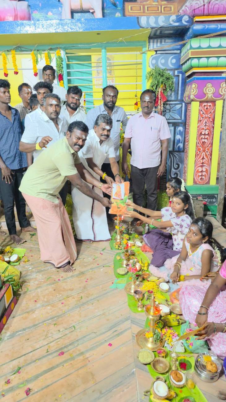 மாப்பிள்ளையூரணி மாதா நகா் ஸ்ரீ சந்தணமாாியம்மன் கோவில் கொடை விழாவையொட்டி மகளிா்களுக்கு சண்முகயைா எம்.எல்.ஏ சேலை வழங்கினாா்!!