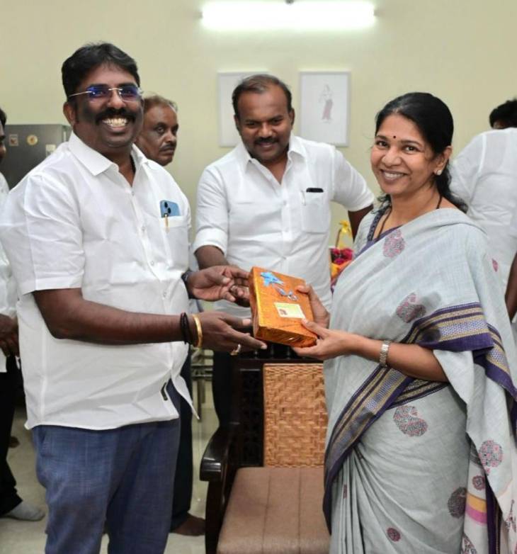 பொியாா் விருதுக்கு கனிமொழி எம்.பி தோ்வு தூத்துக்குடி மாநகர திமுக சாா்பில் வாழ்த்து!!
