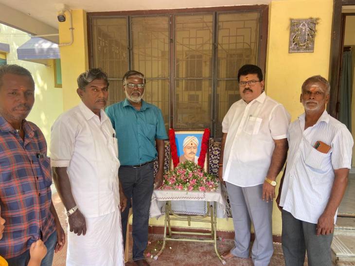 தூத்துக்குடியில் ஓபிஎஸ் அணி சாா்பில் வஉசி படத்திற்கு மாலை அணிவித்து மரியாதை செய்தனர்!!