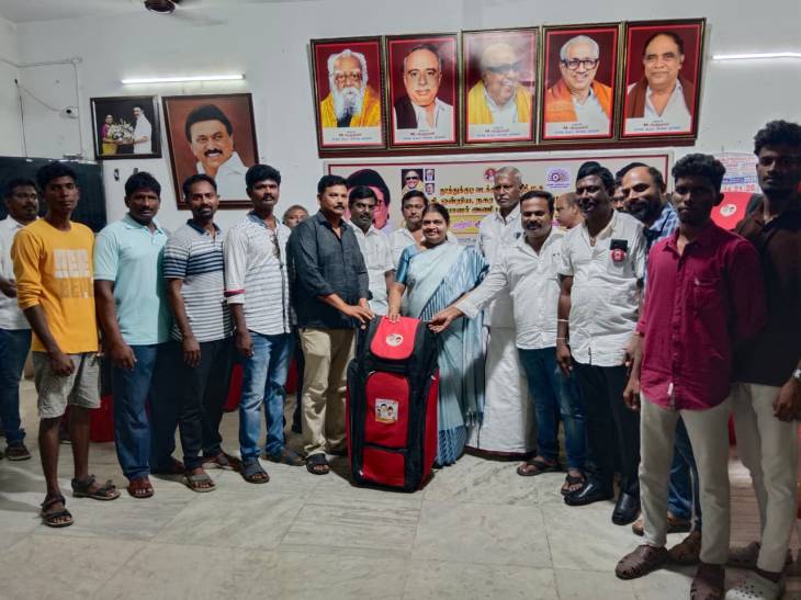 தூத்துக்குடியில் இளைஞர்களுக்கு விளையாட்டு உபகரணங்களை அமைச்சர் கீதாஜீவன் வழங்கினாா்!!