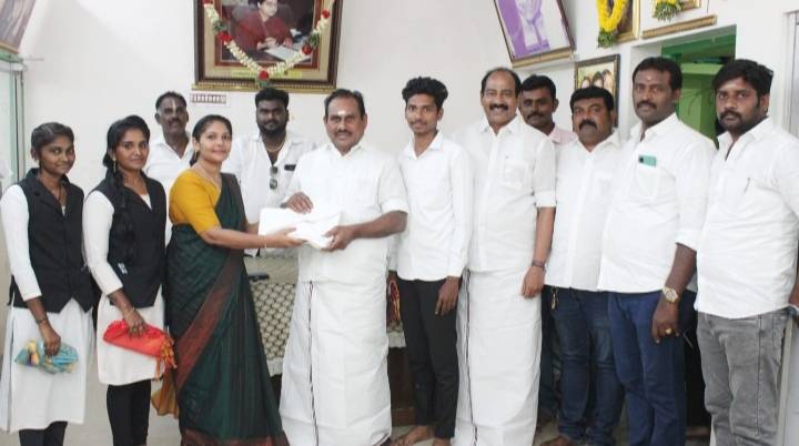 முன்னாள் அமைச்சர் எஸ்.பி. சண்முகநாதன் பிறந்தநாளை முன்னிட்டு மக்கள் நல உரிமை அமைப்பாளர் அருணாதேவி ரமேஷ் பாண்டியன் நேரில் வாழ்த்து!!