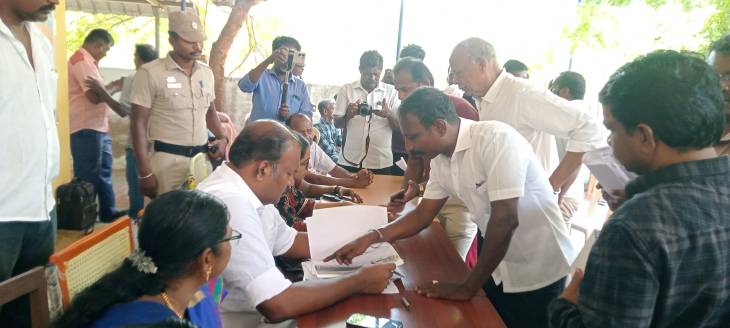 வடிகால் வடிந்து ஓடி இணையும் வள்ளிநாயகபுரம் பிரதான கால்வாய் சேதமடைந்த நிலையில் இருப்பதால் அதை சரி செய்ய மேயரிடம் கவுன்சிலர் சரவணகுமார் மனு!!
