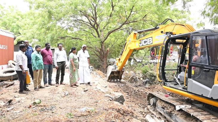 தூத்துக்குடி இபி காலணி முதல் துரைக்கனி நகா் வரை கால்வாய் சீரமைப்பு பணியை அமைச்சர் கீதாஜீவன் தொடங்கி வைத்தாா்!!
