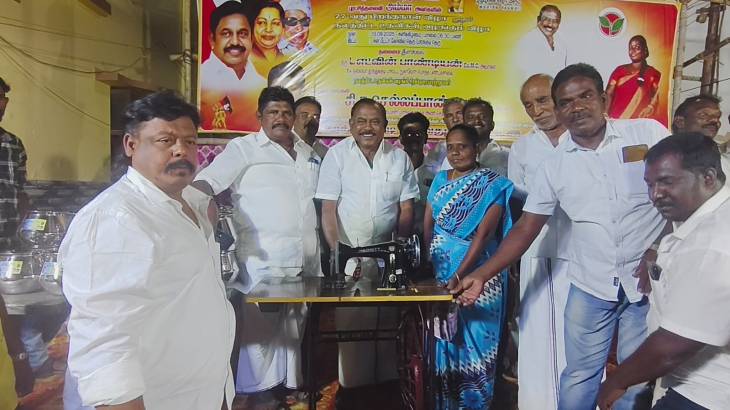 திரைப்படத்தில் வேஷம் போட்டு நடித்த நடிகரை பாா்க்க செல்லுங்கள் மனநிலையை மாற்றி விடாதீர்கள் தூத்துக்குடியில் நலத்திட்ட உதவிகள் வழங்கி முன்னாள் அமைச்சர் சி.த. செல்லப்பாண்டியன் பேச்சு!!