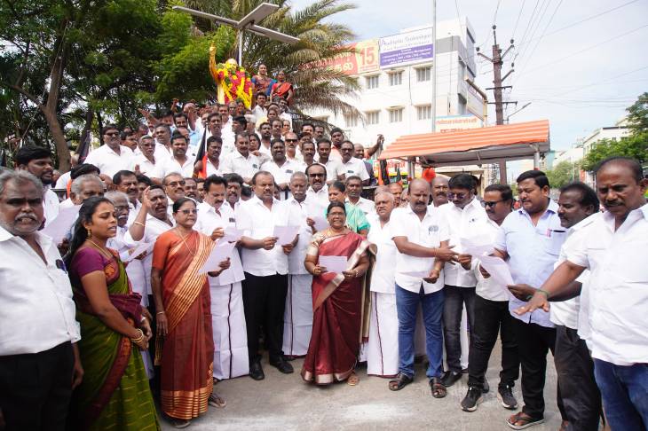 தூத்துக்குடியில் அறிஞர் அண்ணா 117 வது பிறந்தநாளையொட்டி அவரது சிலைக்கு மேயர் ஜெகன் பெரியசாமி மாலை அணிவித்து மாியாதை செய்தார்!!