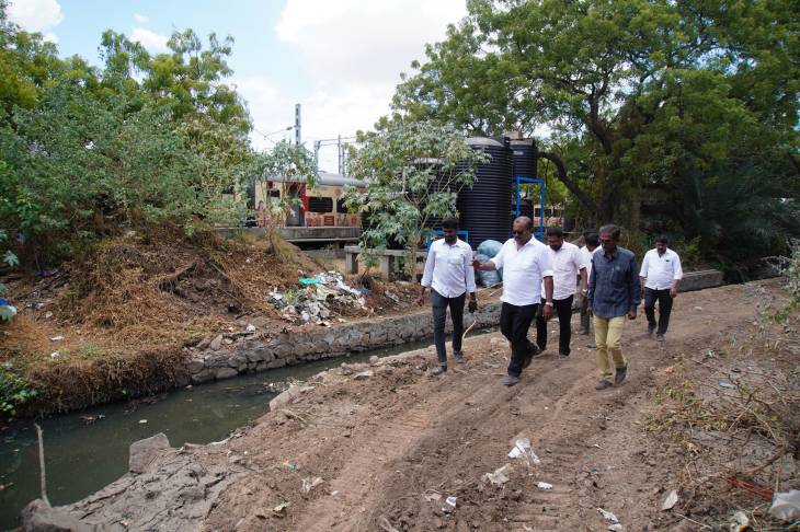 மழை முன்னெச்சரிக்கை நடவடிக்கை – தூத்துக்குடி ரயில்வே குடியிருப்பு வடிகால் பணிகள் ஆய்வு!!