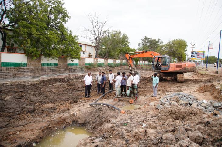 மழைக்கால வெள்ளப்பெருக்கு தடுப்பு நடவடிக்கைகள் – தூத்துக்குடி மாநகராட்சி பகுதிகளில் மேயர் ஜெகன் பெரியசாமி ஆய்வு!!
