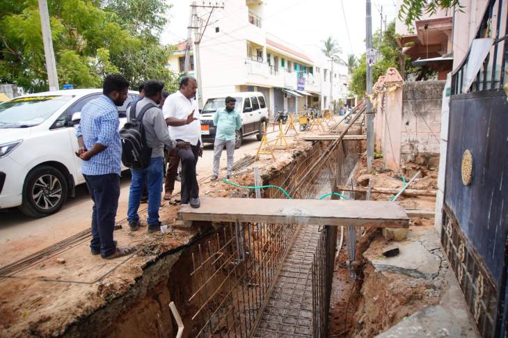 பால்பாண்டி நகர் வடிகால் பணிகளை நேரில் ஆய்வு செய்த தூத்துக்குடி மேயர் ஜெகன் பெரியசாமி!!
