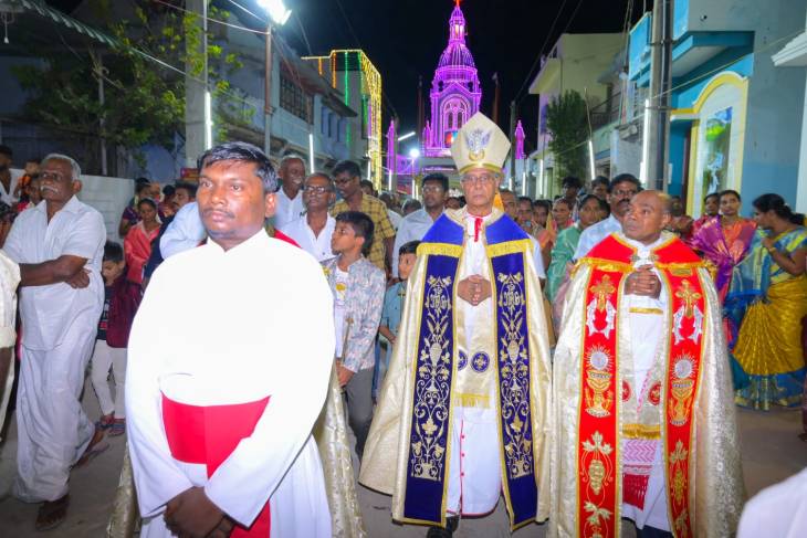 தருவைகுளம் மிக்கேல் அதிதூதர் ஆலய திருவிழா கொடியேற்றத்துடன் ஆனந்த கோலாகலமாக துவக்கம்!!
