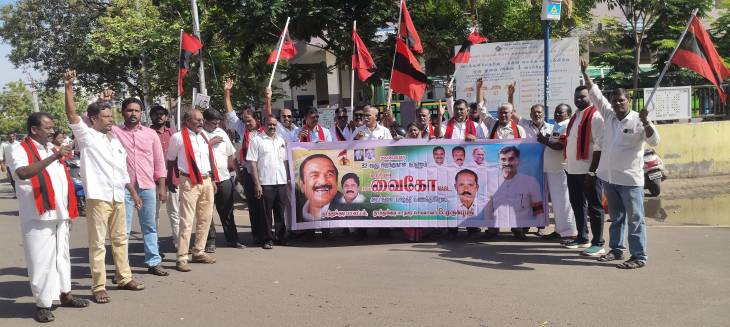 புரட்சி புயல் வைகோவின் 82வது பிறந்தநாள் தூத்துக்குடியில் இனிப்புகள் வழங்கி கொண்டாடப்பட்டது!!
