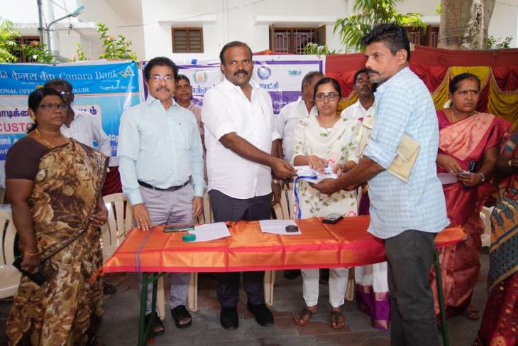 தூத்துக்குடியில் சாலையோர வியாபாரிகளுக்கு வங்கி கடன் – மேயர் ஜெகன் அடையாள அட்டை வழங்கி தொடங்கி வைத்தார்!!
