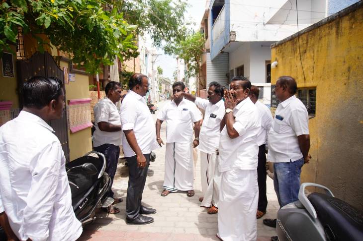 சண்முகபுரம் பகுதியில் நடைபெறும் பேவர் பிளாக் சாலை பணிகளை பார்வையிட்ட தூத்துக்குடி மேயர் ஜெகன் பெரியசாமி!!
