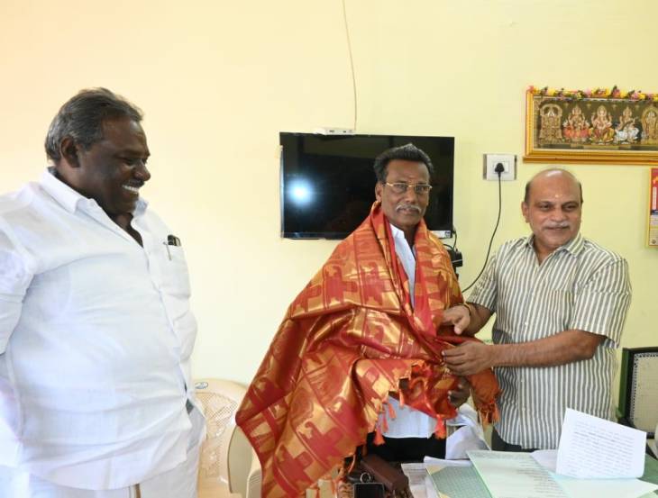 நாயுடு மகாஜன சங்க செயலாளர் ரெங்கசாமிக்கு மேனேஜிங் டிரஸ்டி விவேகானந்தன் பாராட்டு!!