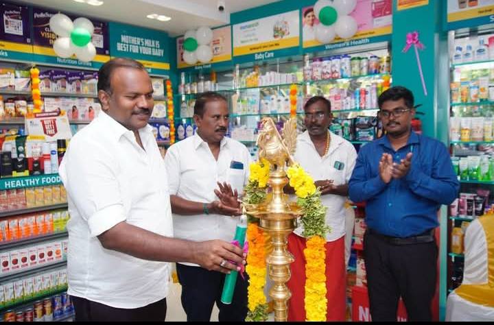 அண்ணா நகர் பகுதியில் புதுப்பிக்கப்பட்ட அப்பல்லோ மருந்தகத்தை மேயர் ஜெகன் பெரியசாமி திறந்து வைத்தார்!!