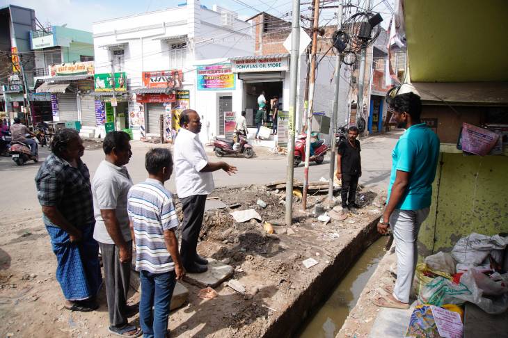 மேயர் ஜெகன் பெரியசாமி வடிகால் தூர்வாரும் பணிகளை ஆய்வு செய்தார்!!
