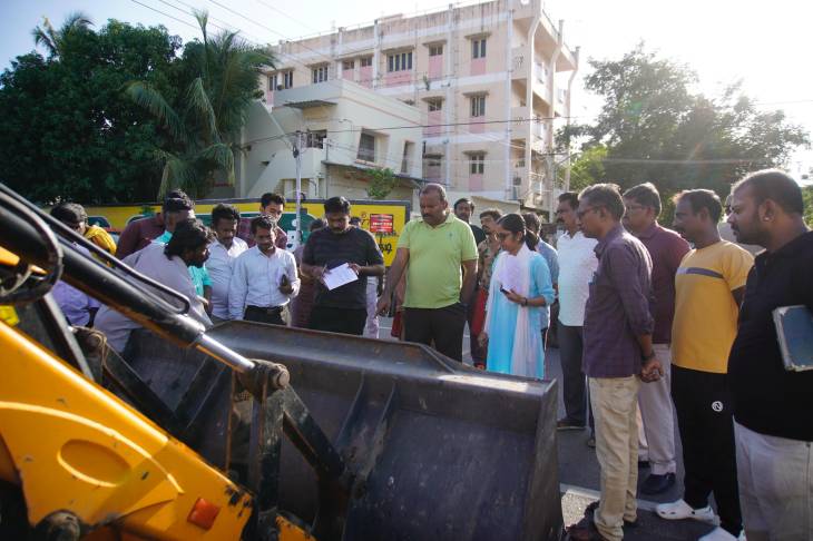 தூத்துக்குடி மாநகராட்சியின் வாகனங்களை மேயர் ஜெகன் பெரியசாமி ஆய்வு செய்தார்!!
