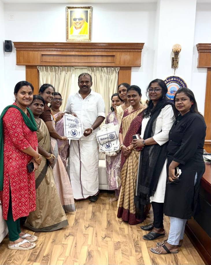 சுற்றுச்சூழல் பாதுகாப்பை வலியுறுத்தும் நோக்கில் – ரோட்டரி கிளப் ஆப் தூத்துக்குடி ட்ரையல் பிளேசர்ஸ் சார்பில் மாநகர மக்களுக்கு துணி பைகள் வழங்கல்!!