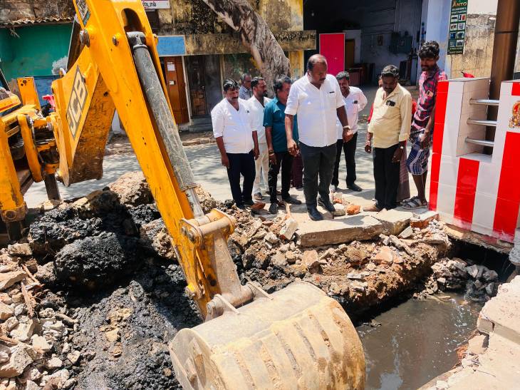 தூத்துக்குடி ரயில்வே நிலையம் – 2ம் கேட் பகுதியில் வடிகால் தூர்வாரும் பணிகள் தீவிரம் : மேயர் ஜெகன் பெரியசாமி நேரில் ஆய்வு!!