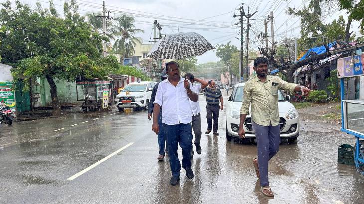 மழையையும் பொருட்படுத்தாமல் வடிகால் பணிகளை நேரில் பார்வையிட்ட மேயர் ஜெகன்!