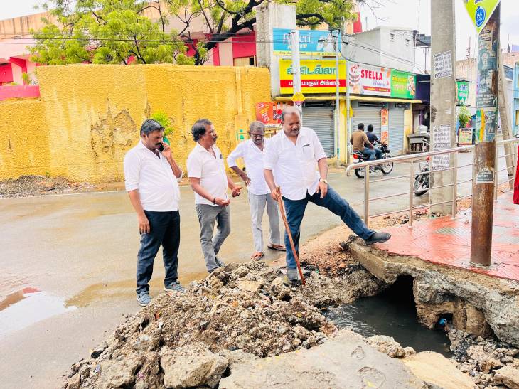 கொட்டும் மழையில் மேயர் நேரடி சோதனை: கம்பு வைத்து கழிவுநீர் கான்களில் குனிந்து ஆய்வு!