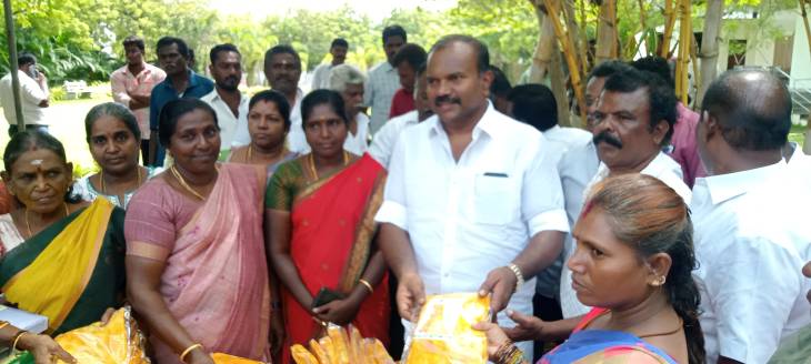 தூத்துக்குடியில் இனிய தீபாவளி: மேயர் ஜெகன் பெரியசாமி தூய்மை பணியாளர்களுடன் சேர்ந்து கொண்டாடிய மனம் கவர்ந்த விழா! 
