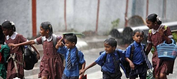 “மழை வந்தா மகிழ்ச்சி... ஆனால் பெற்றோர்களுக்கு அதிர்ச்சி!”
