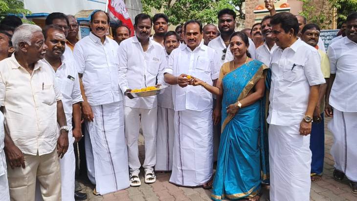 தூத்துக்குடியில் அதிமுக 54-வது ஆண்டு விழா – முன்னாள் அமைச்சர் எஸ்.பி. சண்முகநாதன் தலைமையில் எம்ஜிஆர் சிலைக்கு மாலை அணிவித்து மரியாதை!!