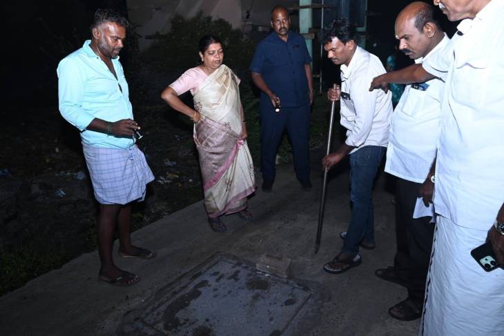 மழையையும் பொருட்படுத்தாமல் இரவுநேர ஆய்வில் அமைச்சர் கீதாஜீவன் – தேங்கிய நீரை அப்புறப்படுத்த தீவிர நடவடிக்கை!!
