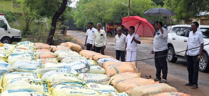 எம்.எல்.ஏ. எம்.சி. சண்முகையா மணல் மூட்டைகள் ஆய்வில் நேரில் பங்கேற்பு – பருவமழைக்கு முன்னேற்பாடு!!
